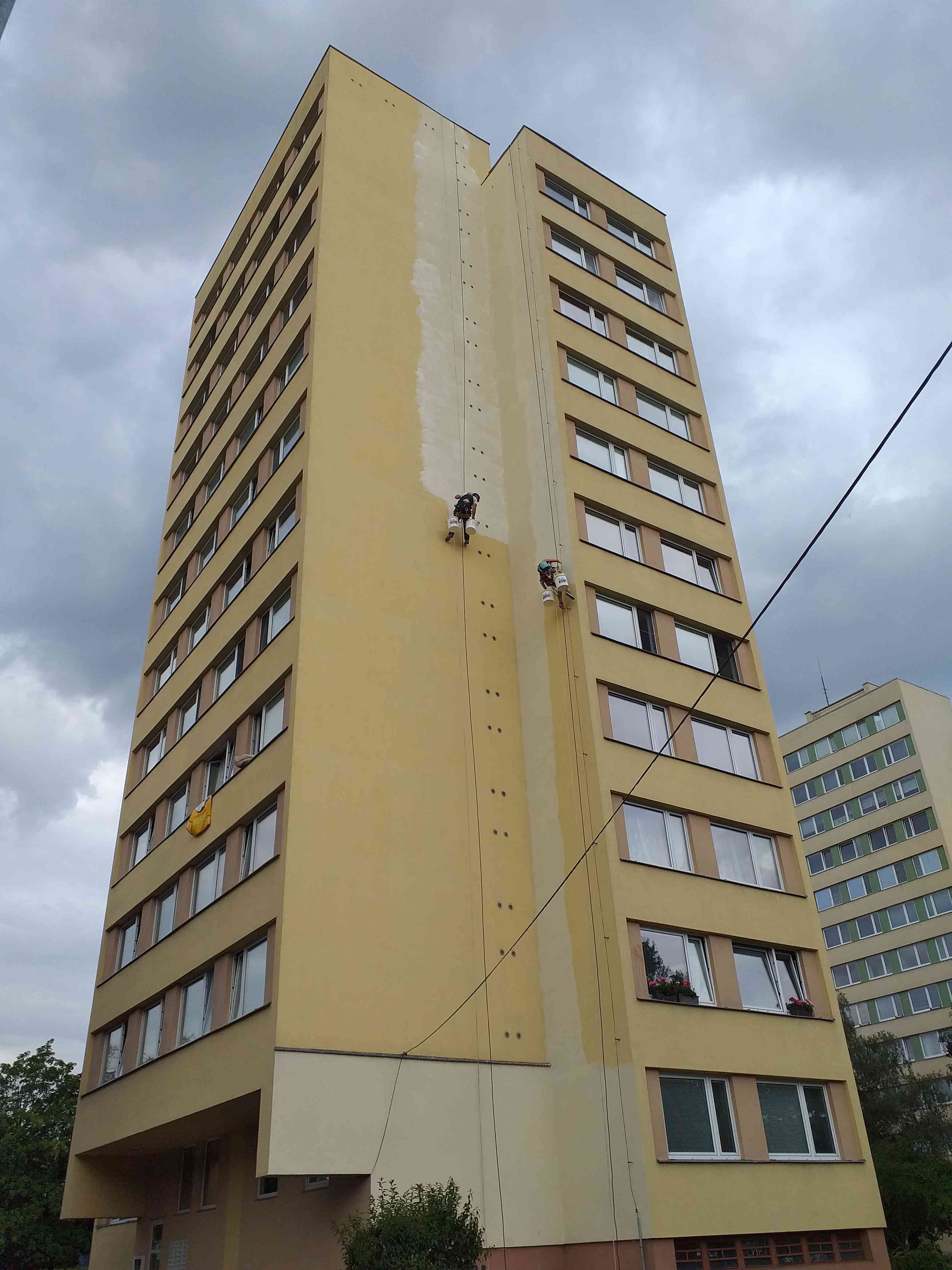 Odstranění nesoudržných částí fasády a následná oprava a nátěr fasády Praha.